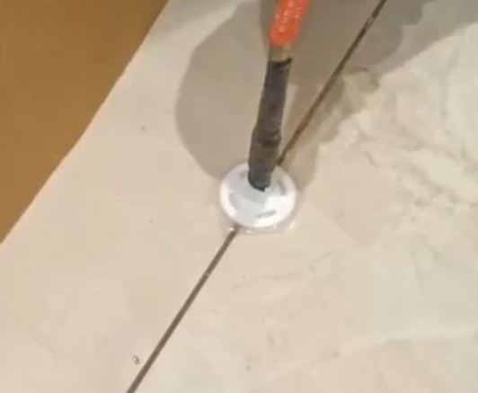 寻乌瓷砖空鼓维修公司专业解答瓷砖在铺贴过程中，如果没有涂抹均匀到位的粘结材料（如水泥砂浆或瓷砖胶），可能会导致以下问题